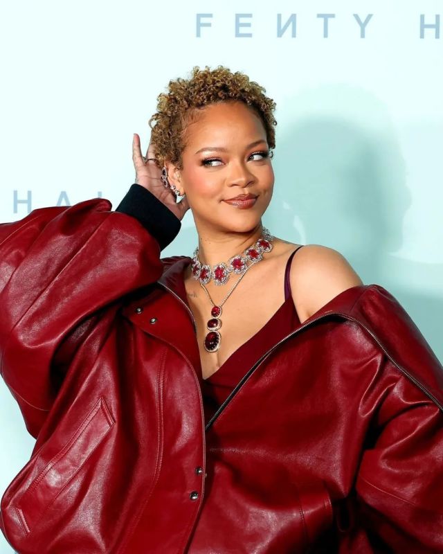 Natural HER! 😍 Rihanna has stunned with a breathtaking maroon look, rocking her natural, curly and short hair at the @fentyhair launch party! ✨Fenty Hair will be officially released on 13th June worldwide but an early-access was opened on Fenty website this morning.#blackbeautymag #rihanna #fenty #fentyhair #naturalhair #naturalhaircare