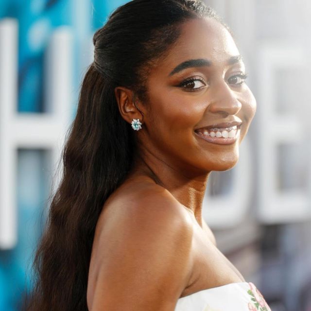 @ayoedebiri was serving serious princess vibes at the Season 3 premiere of the Hulu series #TheBear! 😍 ⁠
⁠
The Emmy-winning actor's soft waves and subtle nail art transformed her from chef to mythical sea princess at the LA premiere, where she was accompanied by co-stars #JeremyAllenWhite and #EbonMossBachrach.⁠
⁠
#blackbeautymag #hulu #redcarpet #blackbeauty #ayoedebiri