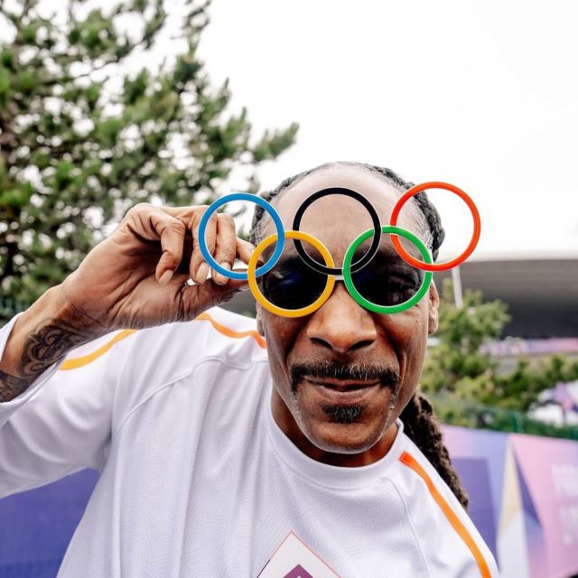 Light it up! 🔥 #SnoopDogg and #PharrellWilliams carried the Olympic torch ahead of the #Paris2024 opening ceremony taking place this evening. 
Snoop, 52, participated in the torch relay to represent his home city of Los Angeles, which will host the 2028 Olympic Games.
Pharrell Williams, Louis Vuitton menswear designer was the last person to carry the Olympic torch and placed it into a LV trunck.
The 2024 Paris Games will officially kick off this Friday evening at 6:30pm UK time, with over 10,000 athletes set to gather on boats on the River Seine.
Let’s go #TeamGB! 🇬🇧
#blackbeautymag #olympics #olympictorch